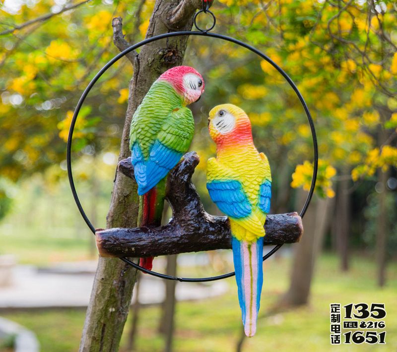 動(dòng)物園樹上休息的玻璃鋼仿真鸚鵡雕塑