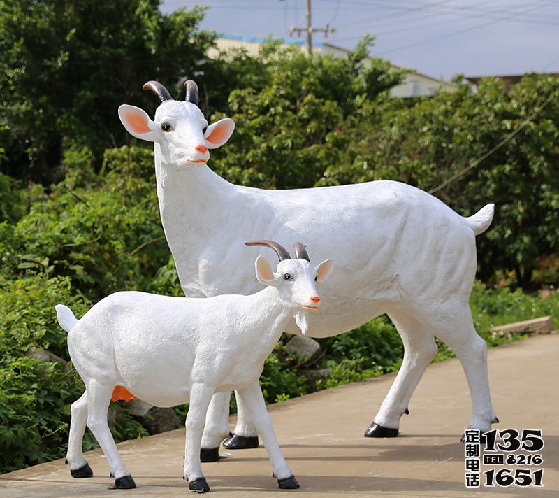 公園路邊兩只玻璃鋼仿真山羊雕塑